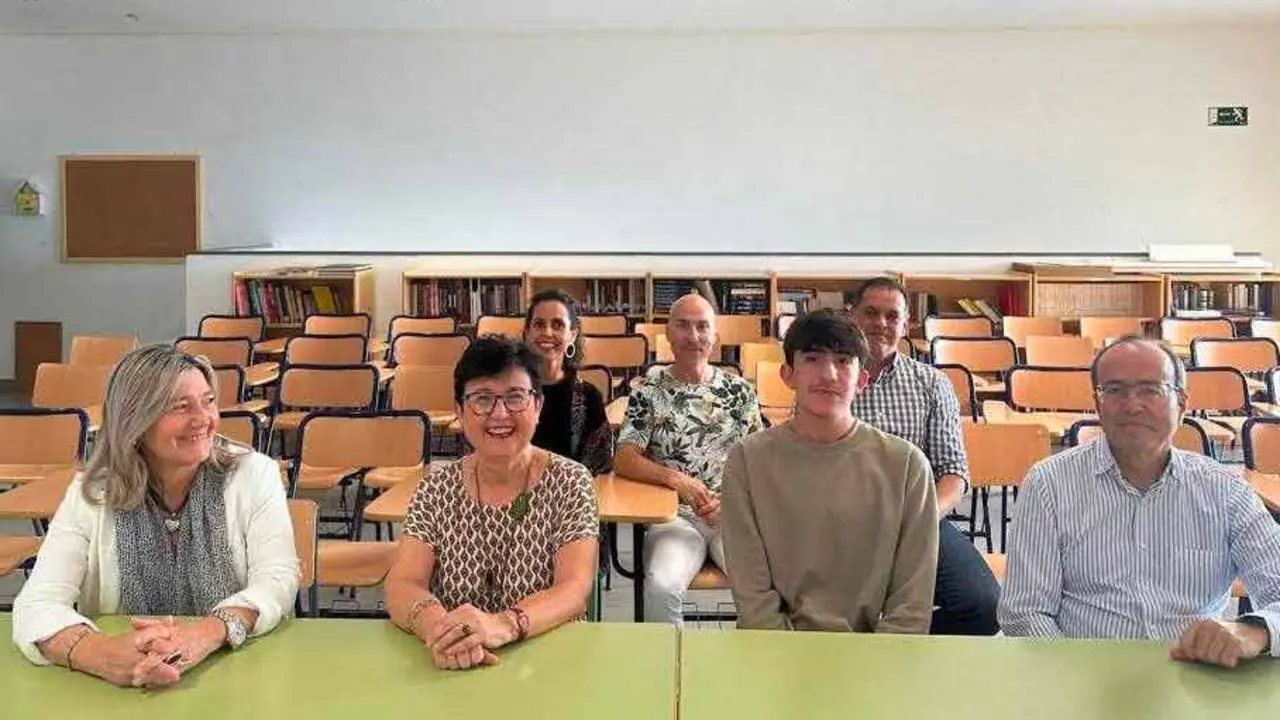 irectora del IES Costa Teguise, Carmen Pellón; la viceconsejera de Educación, Universidades y Deportes del Gobierno de Canarias, María Dolores Rodríguez; el alumno becado, Manuel de la Hoz Morales; y el Inspector de zona, Juan Rafael Bailón.
