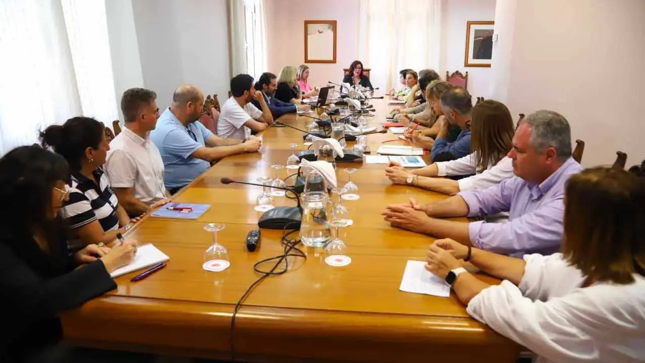 Reunión de trabajo para planificar el nuevo mapa escolar