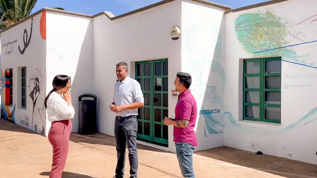 Kiko Aparicio en la biblioteca de T&iacute;as