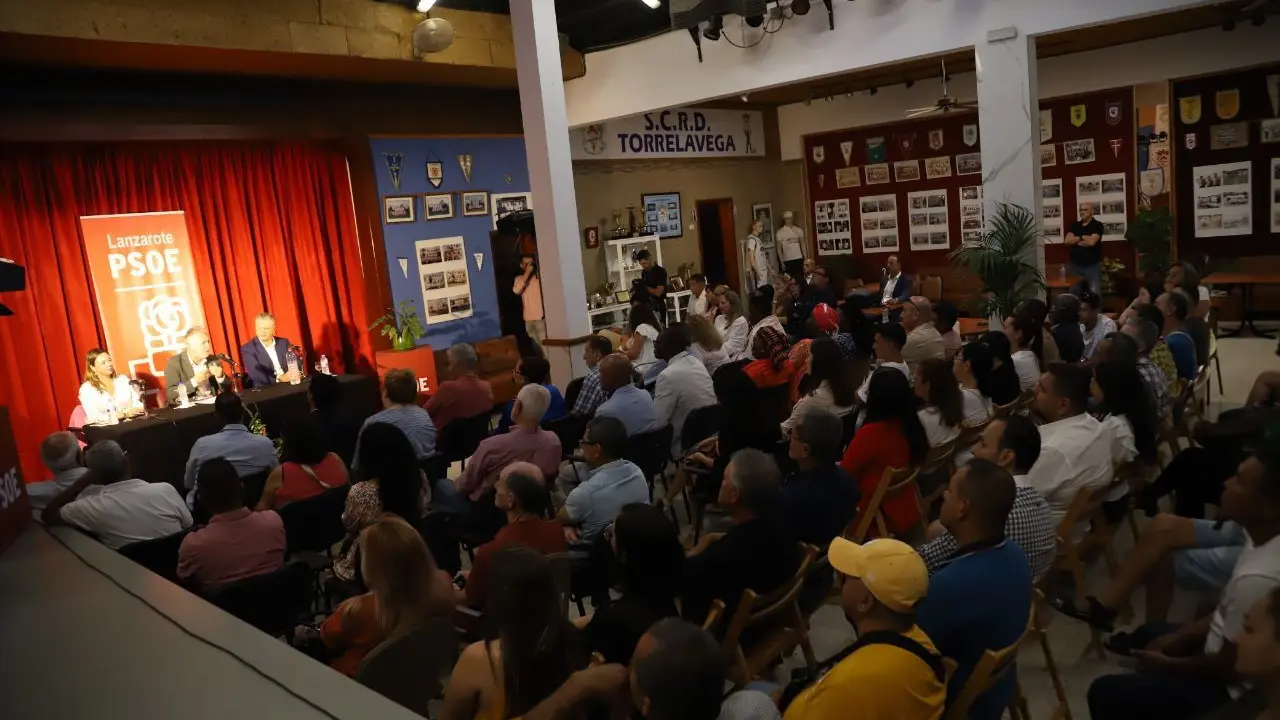 Ángel Víctor Torres con colectivos de personas migrantes, este lunes en el Torrelavega