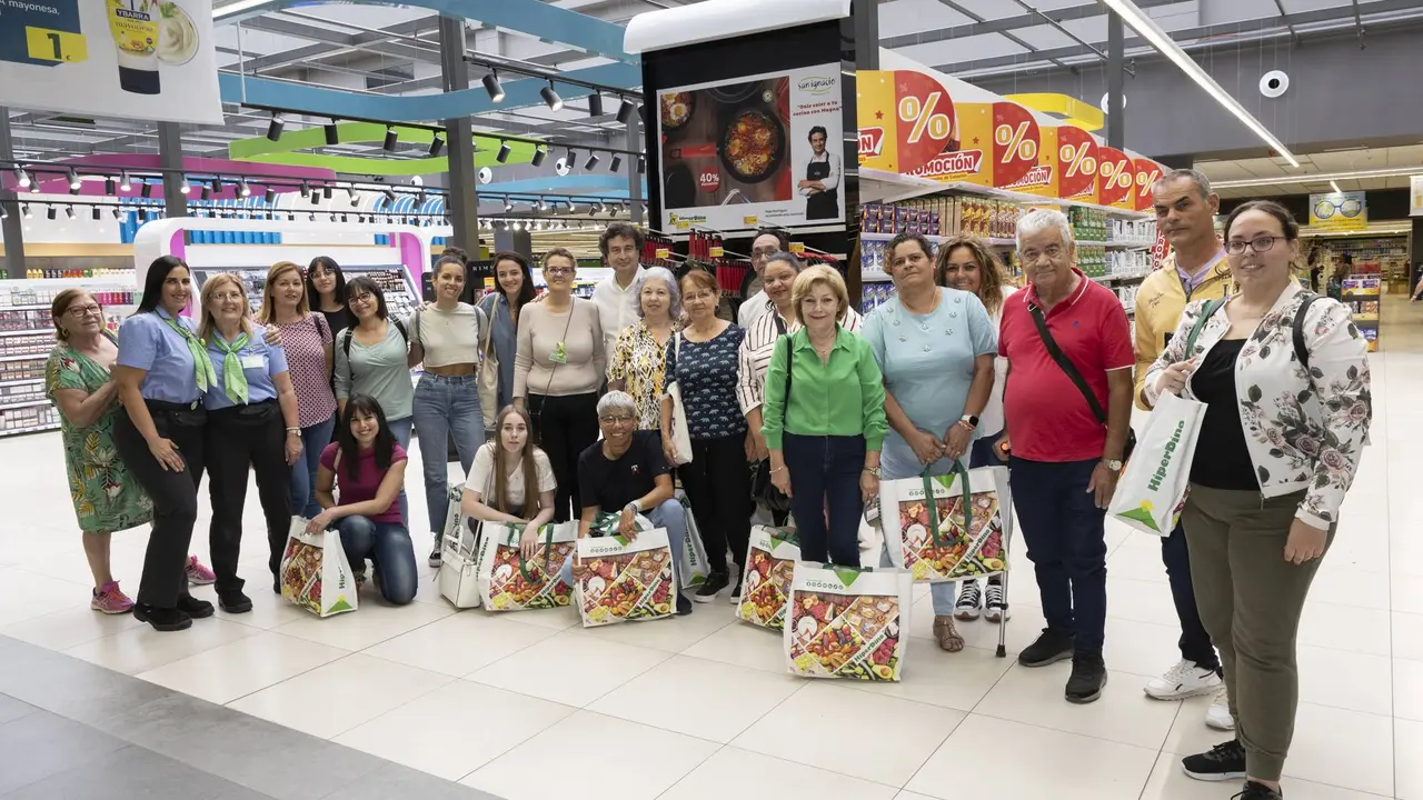 El chef Pepe Rodr&iacute;guez con los ganadores de un concurso organizado por HiperDino