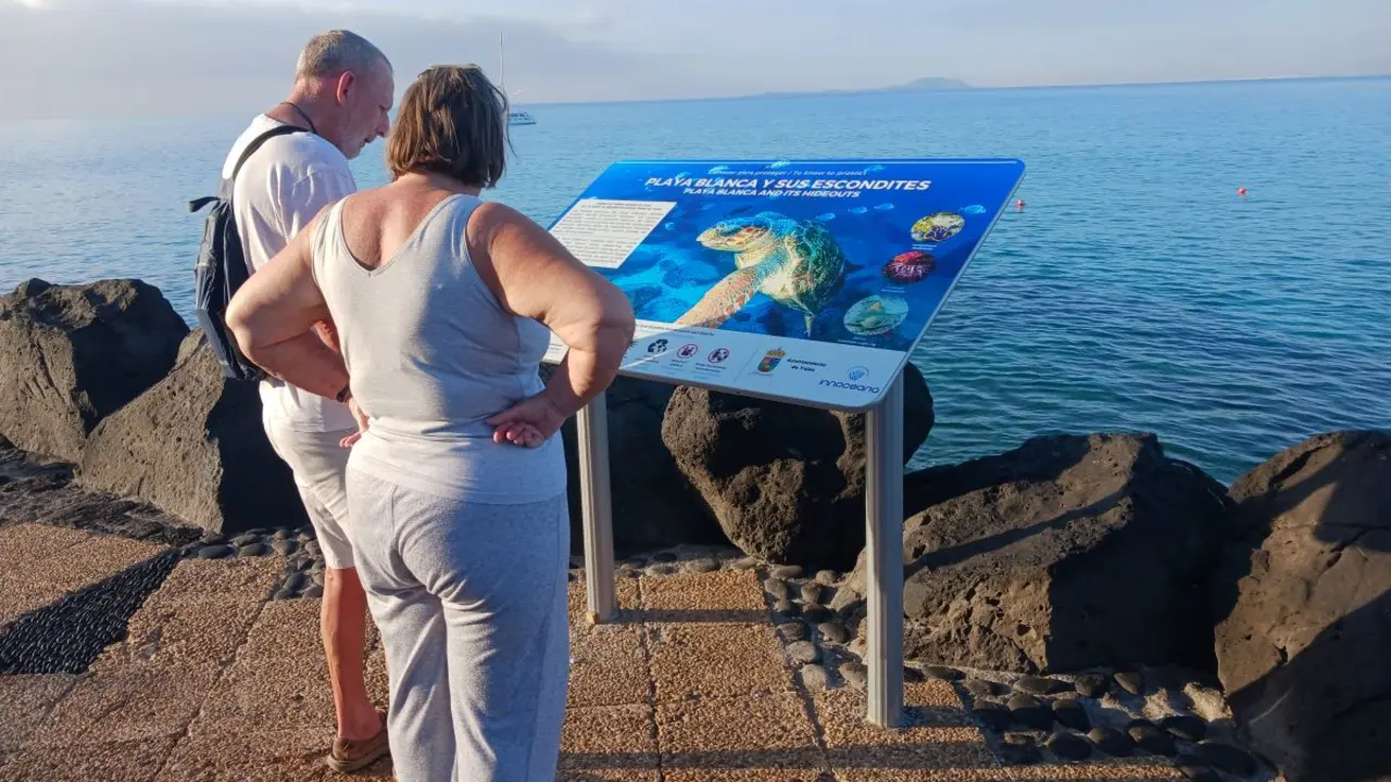 Uno de los paneles situados en el Paseo Marítimo