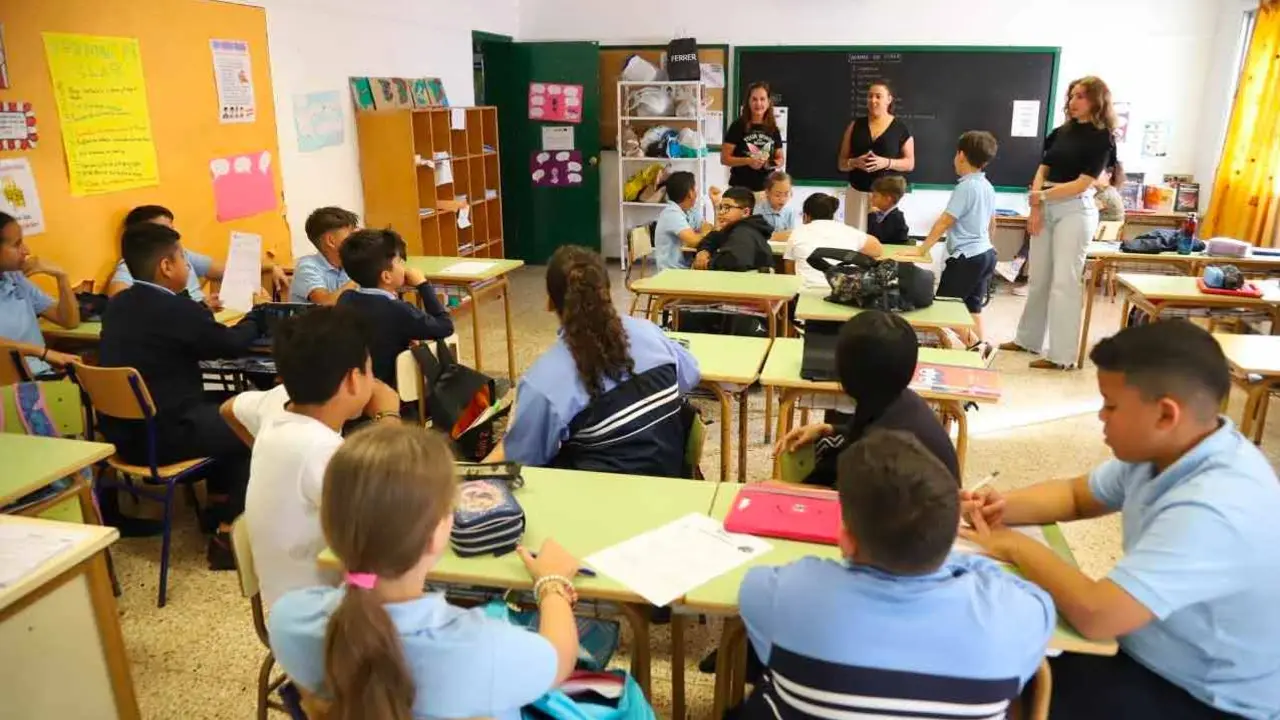 Myriam Barros en un aula con alumnos y alumnas&nbsp;