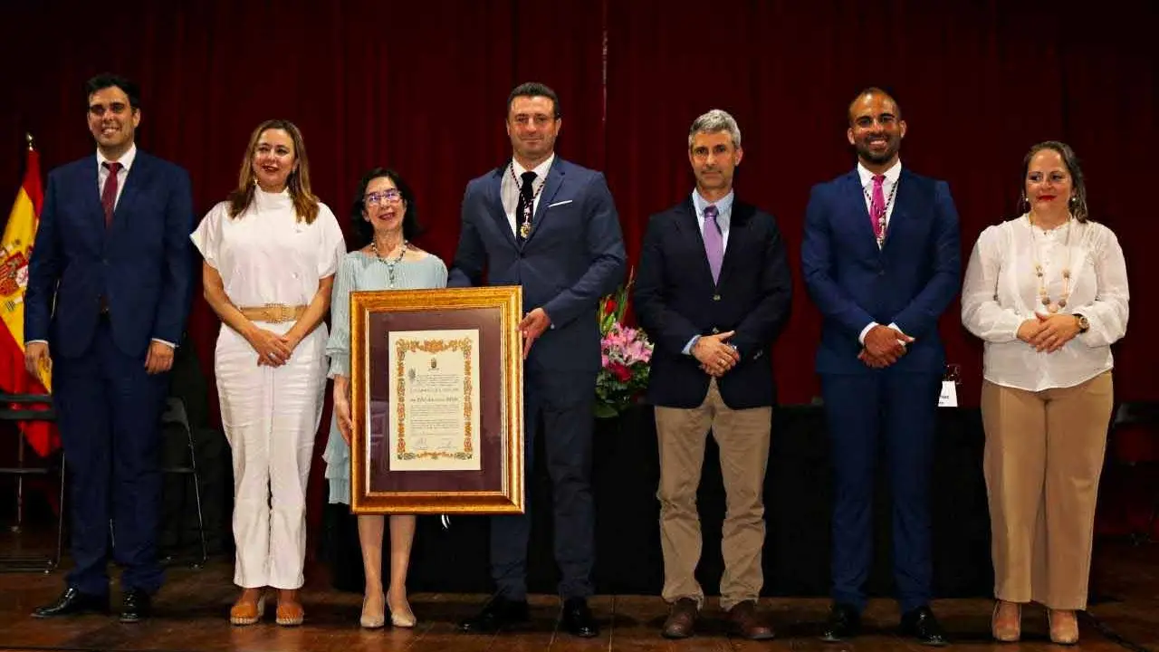 Entrega del Título de Hijo Adoptivo, a título póstumo, a Rafael Arozarena Doblado