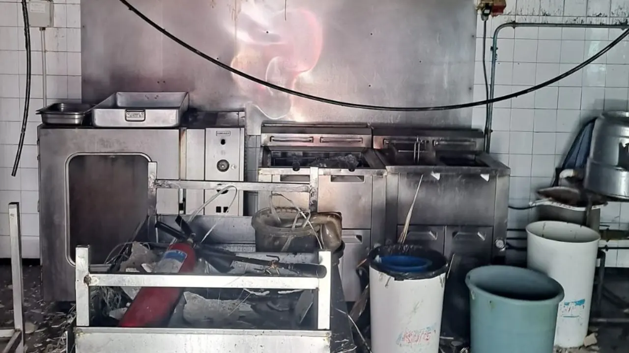 Estado en el que quedó la cocina del asadero de pollos