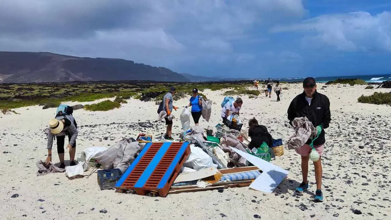 Lanzarote Limpia en Caleta Del Mojon Blanco