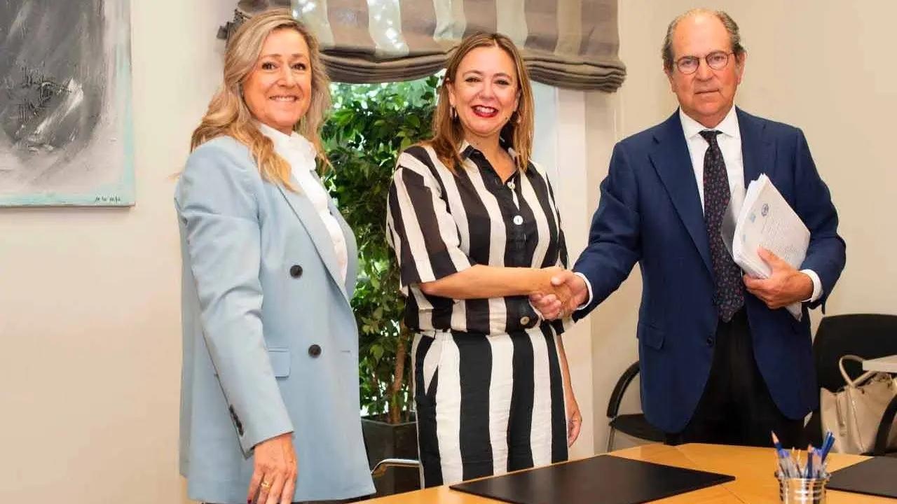 Dolores Corujo rubrica ante Notario la escritura de los inmuebles para transferirlos a los particulares