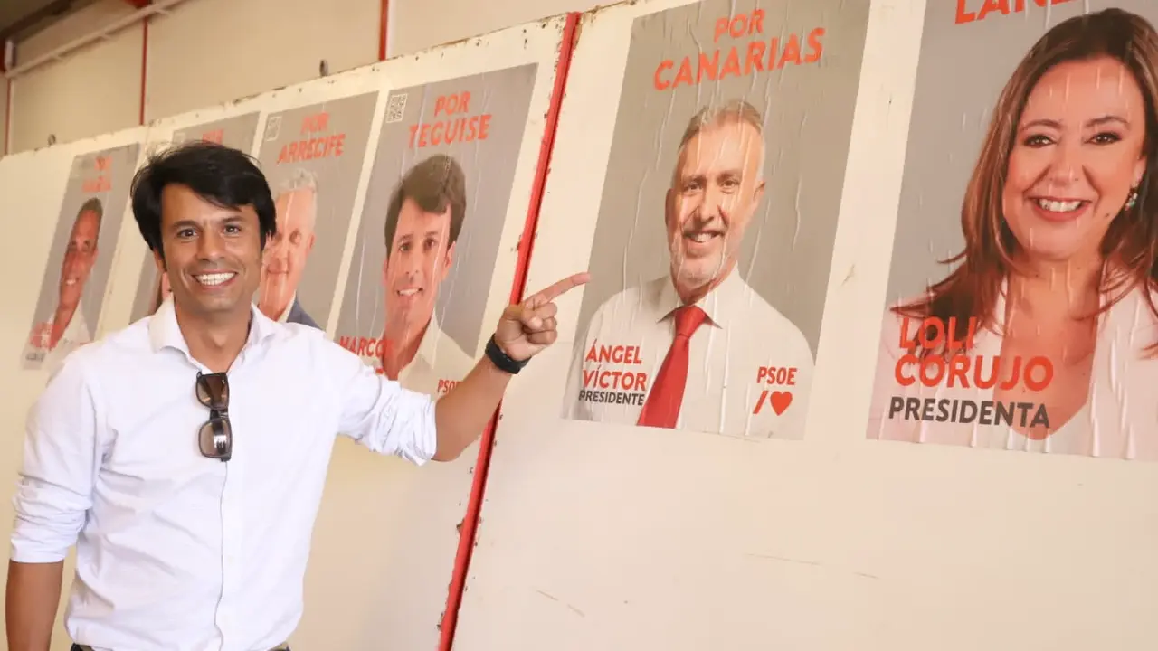 Marcos Bergaz señala a los carteles de los candidatos a la presidencia de Canarias y del Cabildo