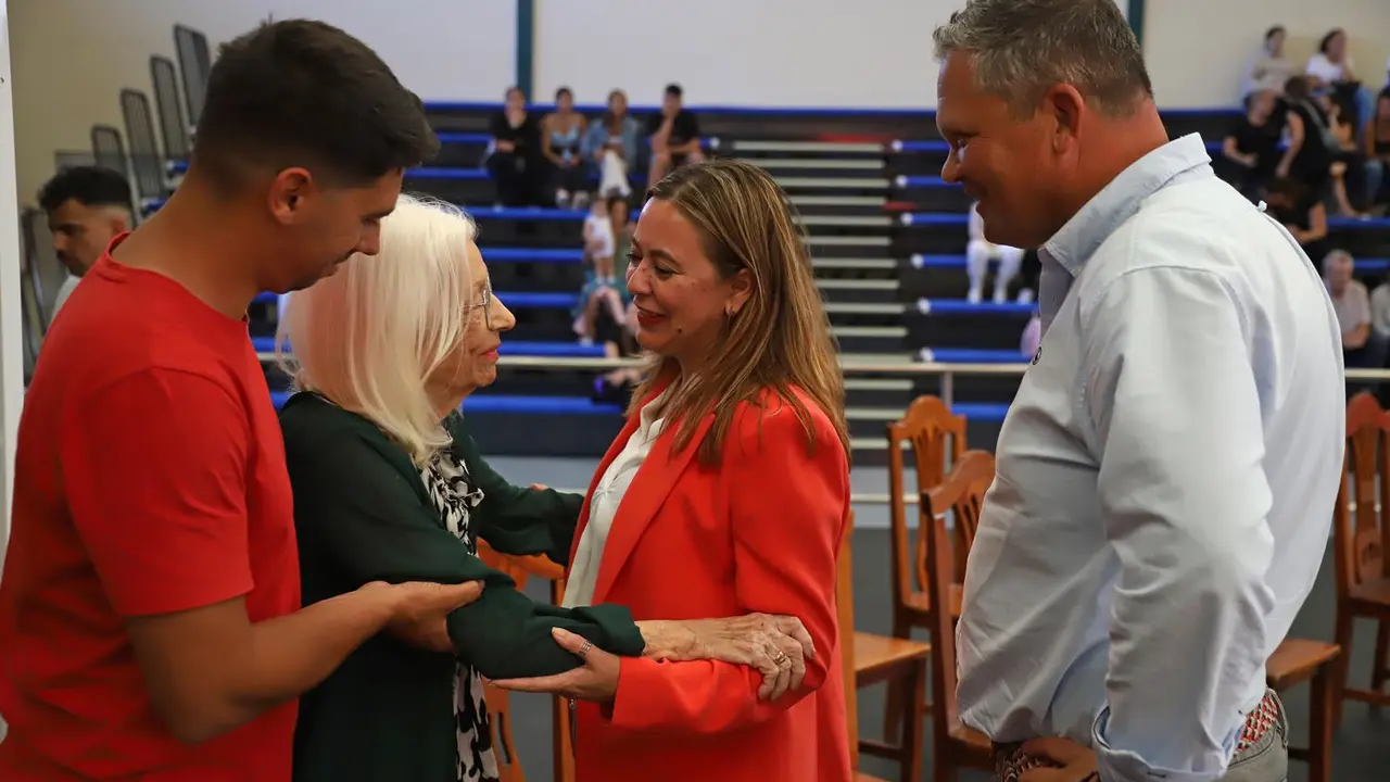 María Dolores Corujo saluda a Lolina Curbelo. Foto: ARCHIVO