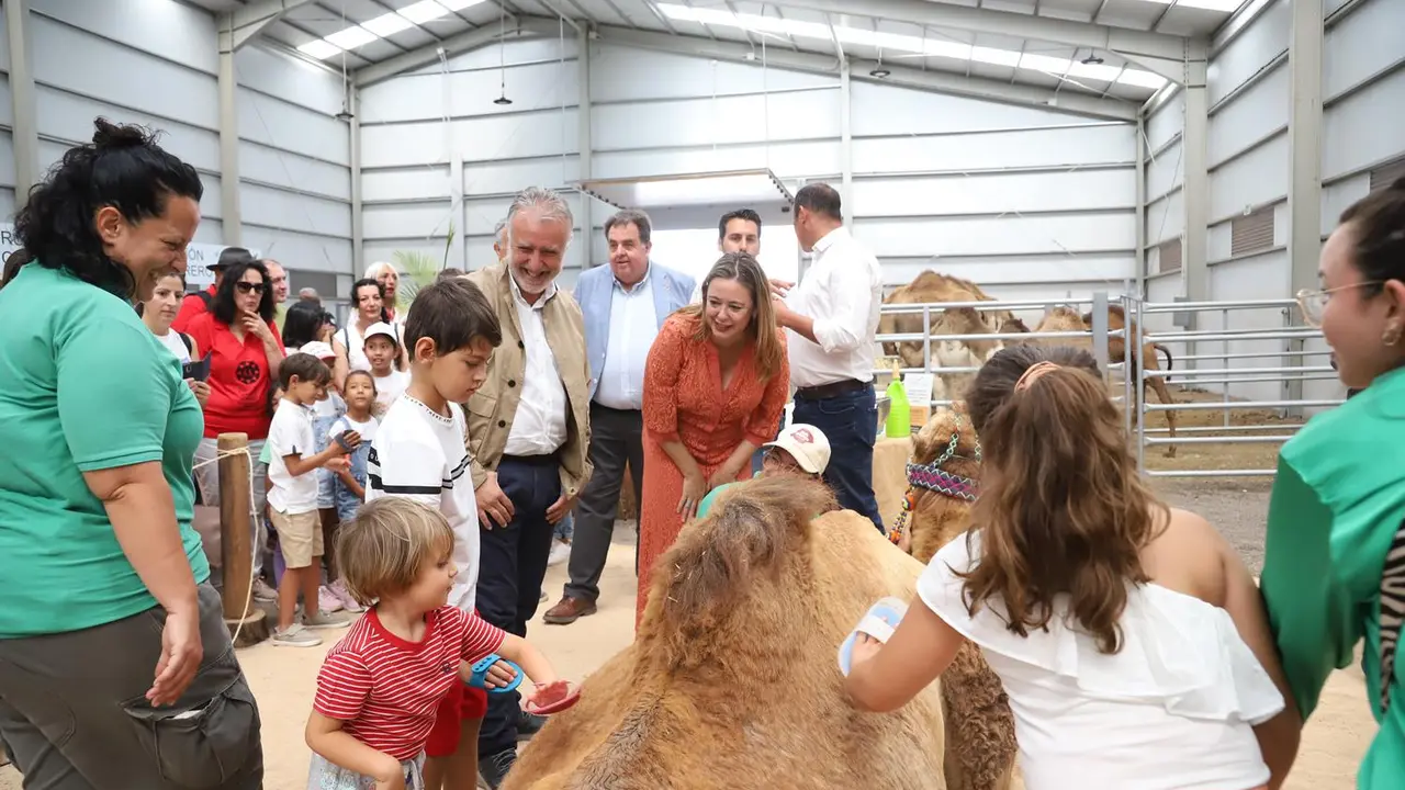 Mar&iacute;a Dolores Corujo, junto al presidente de Canarias &Aacute;ngel V&iacute;ctor Torres, en Feaga