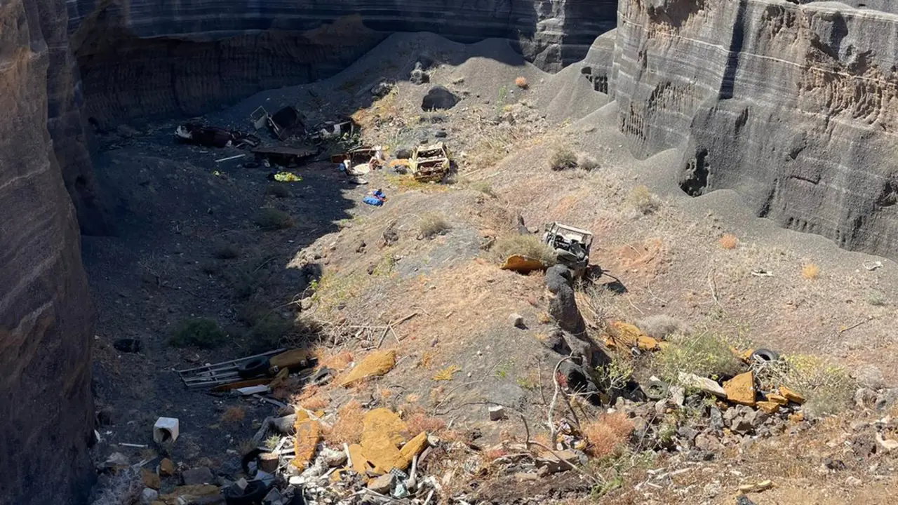 El cuerpo de la fallecida en el interior de la rofera. Se aprecian varios vehículos en el lugar.
