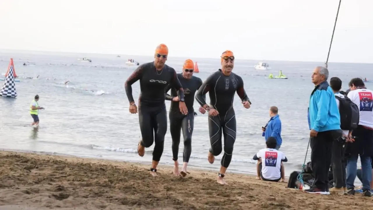 Los atletas salen de la prueba de natación