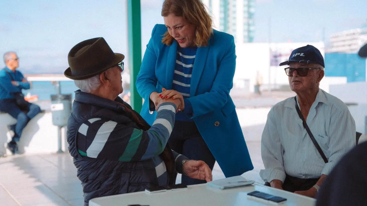 Astrid P&eacute;rez saluda a vecinos de Arrecife