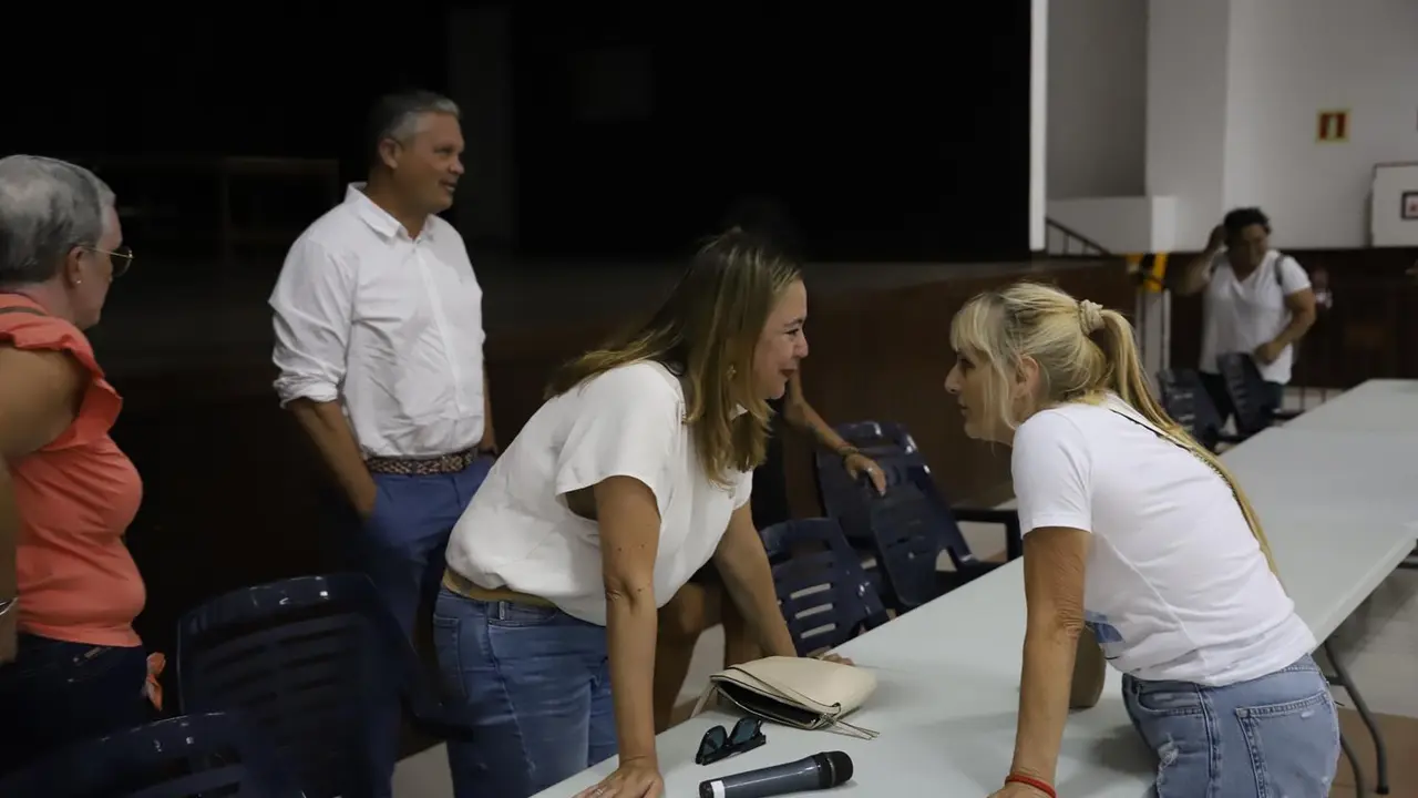 La presidenta del Cabildo en la asamblea de vecinos de las viviendas de Valterra