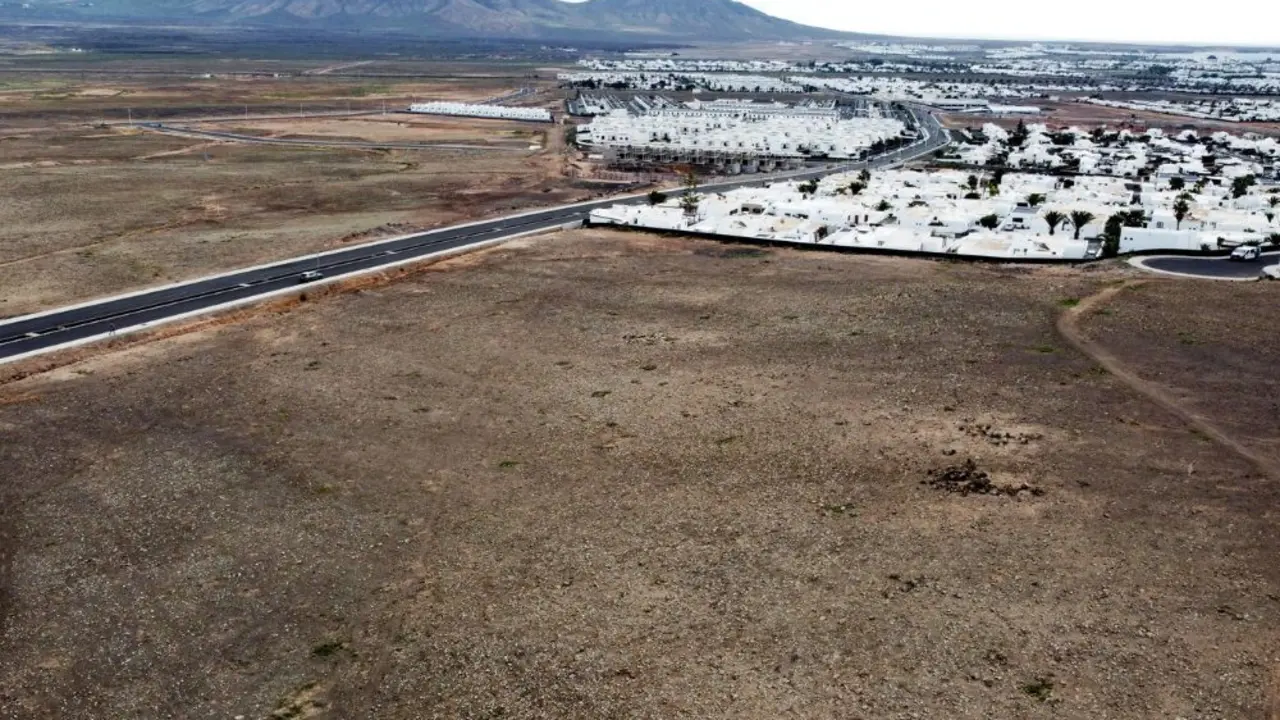 En primer plano parcela cedida al Gobierno canario