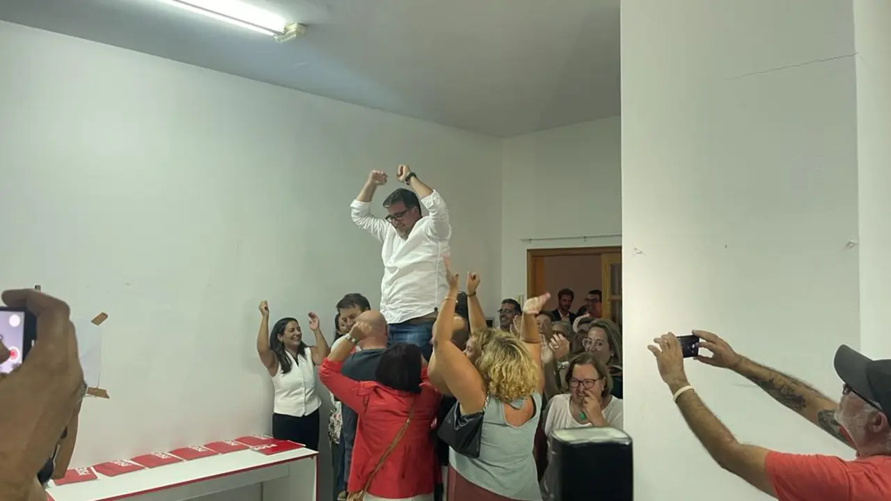 Isidro Pérez entrando en la sede