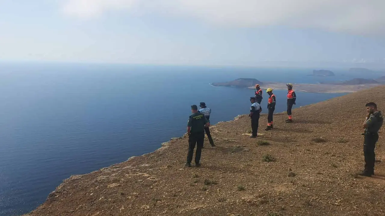 Efectivos de seguridad y emergencias en la zona donde se precipitó el hombre