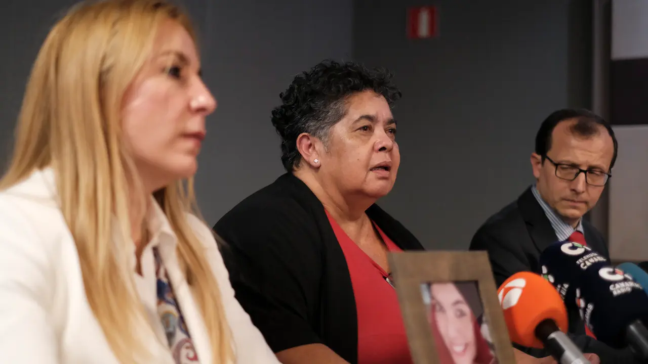 Míriam Rodríguez, madre de Romina Celeste, en el centro de la imagen (FOTO: EFE/ángel Medina G.)