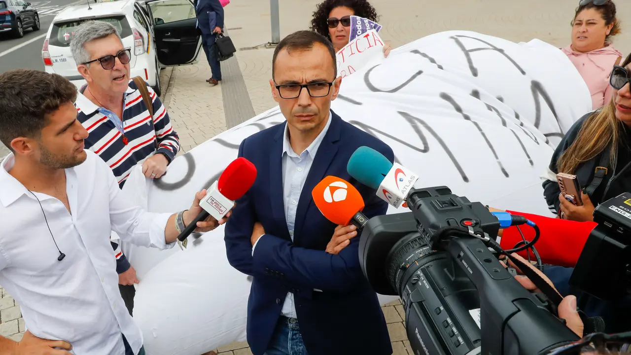 Raúl Díaz Cachón a la salida de la ciudad de la Justicia de Las Palmas, tras la sesión de este lunes. (FOTO: EFE/Elvira Urquijo A.)