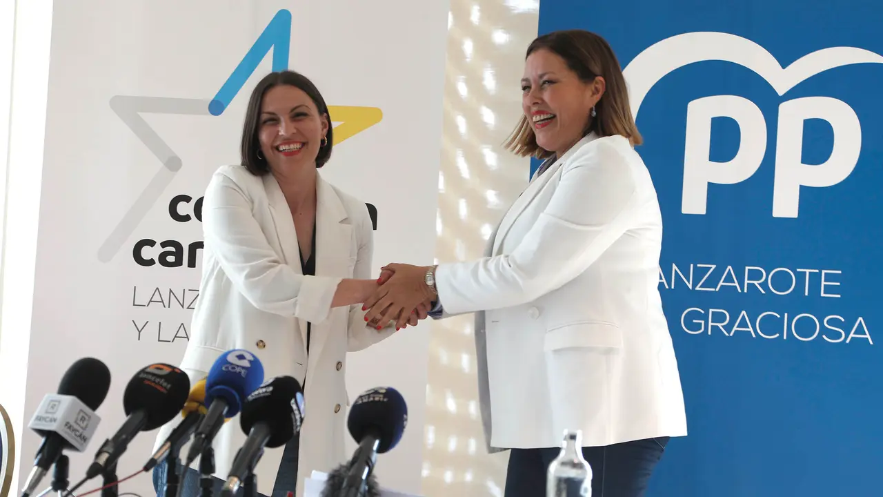 Midalia Mach&iacute;n y Astrid P&eacute;rez escenificando la uni&oacute;n en el pacto (FOTO: Jos&eacute; Luis Carrasco)