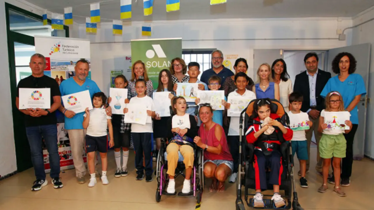 Los premiados en el concurso junto con los organizadores