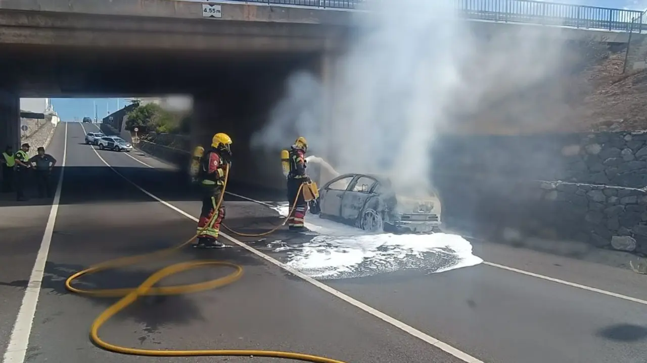 Los bomberos extinguen el fuego