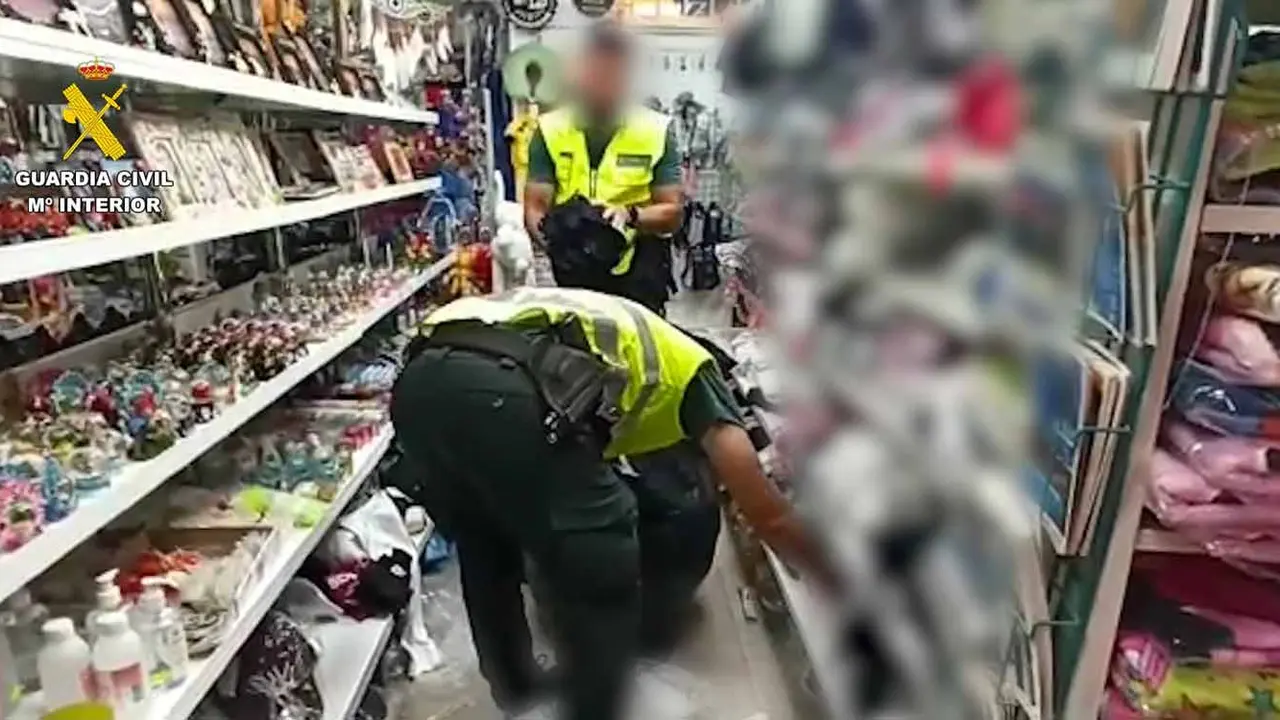 <p>Intervenidos más de 4.400 artículos de prendas falsificadas en Lanzarote</p>
