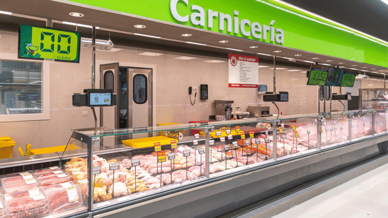 Secci&oacute;n de carnicer&iacute;a de un establecimiento de Hiperdino