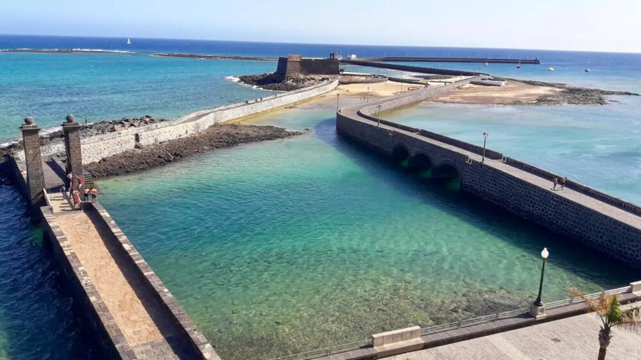 Vista del antiguo muelle Comercial desde la terraza del Hotel Miramar.
