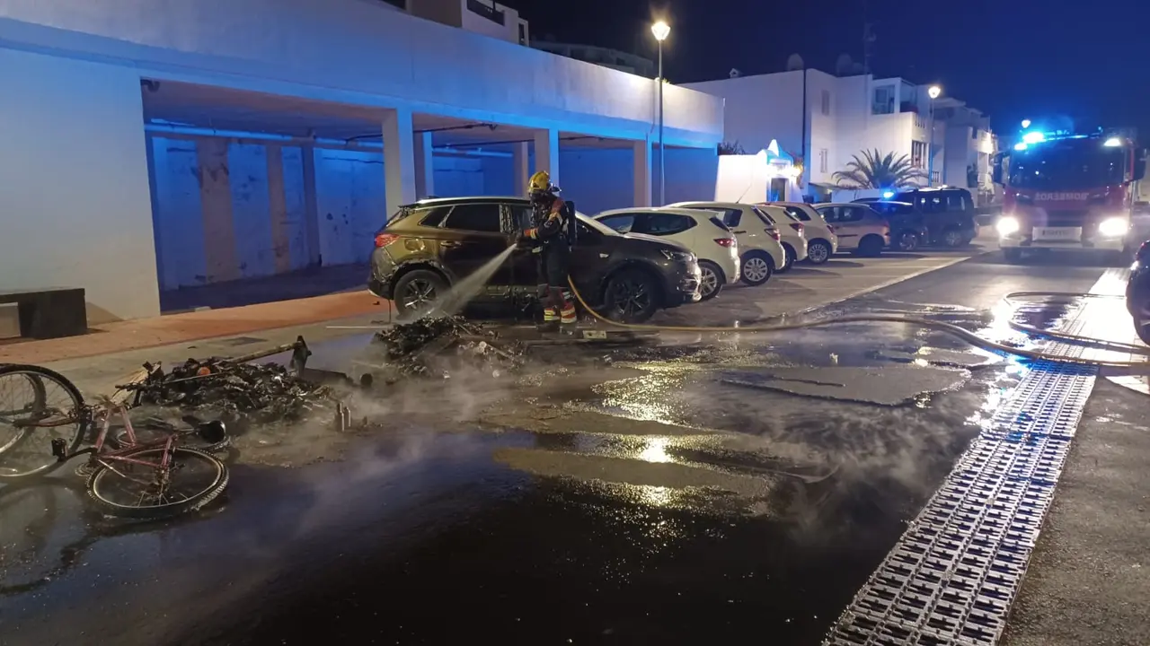 Incendio contenedores en la calle Teide