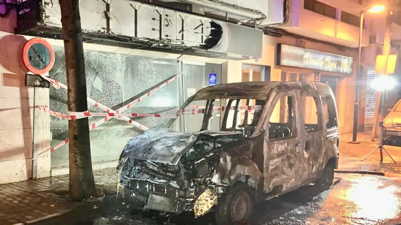 Coche quemado en Arrecife