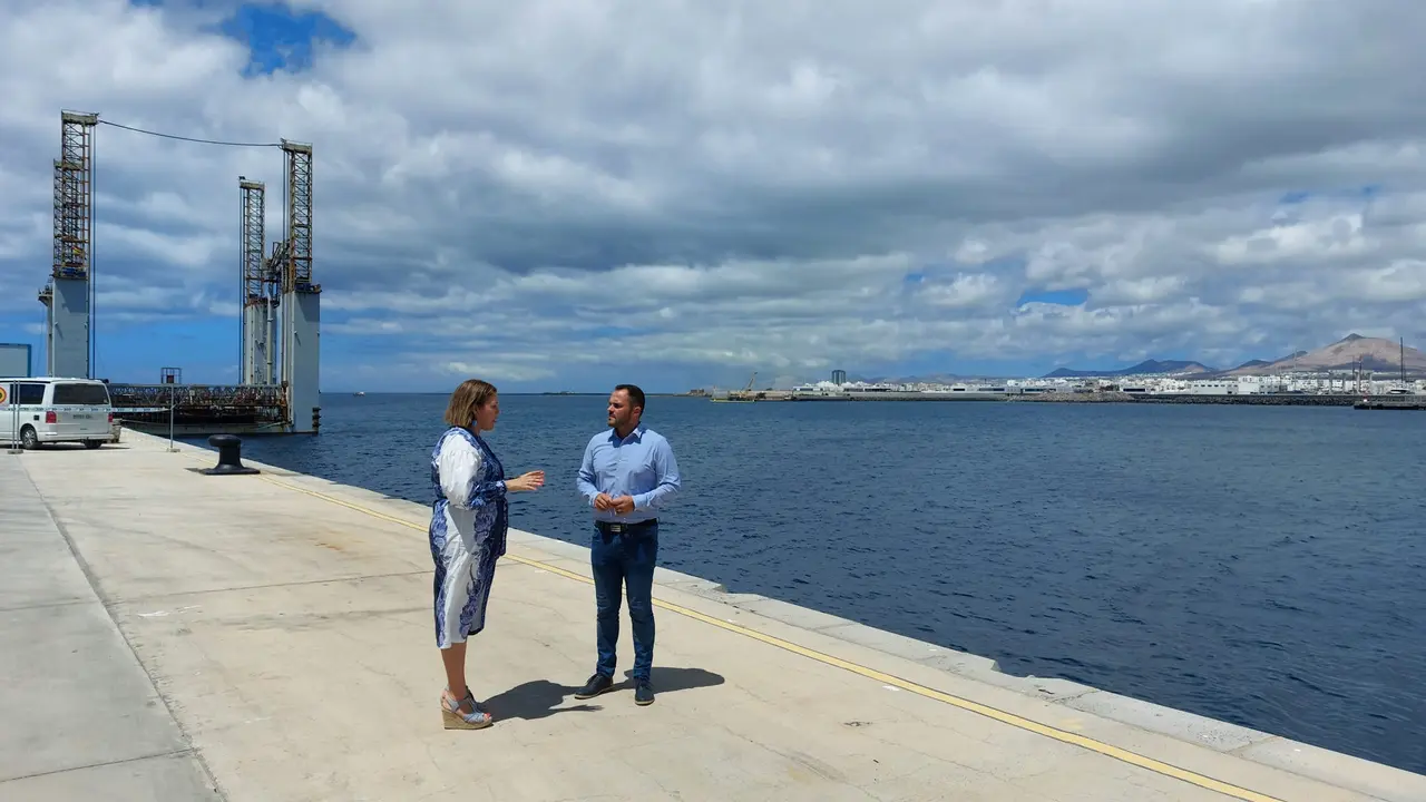 Visita al Puerto de los Mármoles. La alcaldesa Astrid Pérez y el concejal de Obras Públicas, Yonathan de León 1