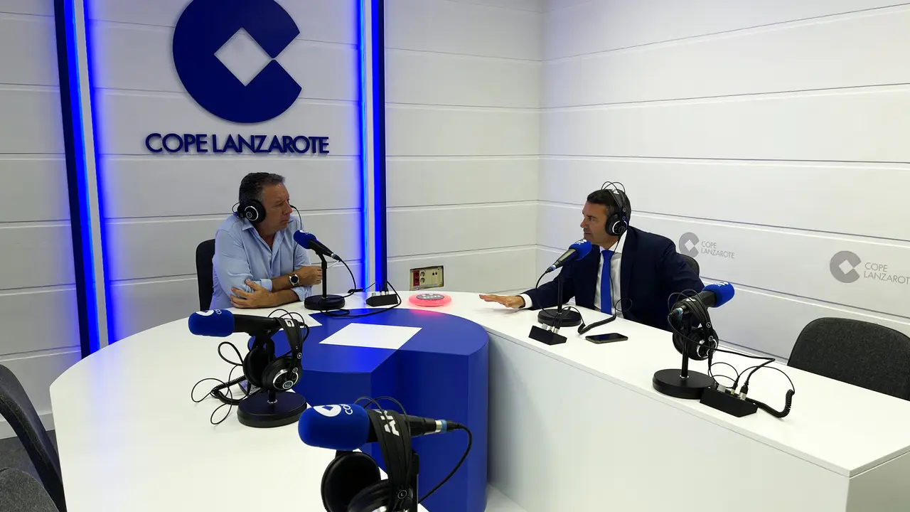 Oswaldo Betancort junto a Jaime Puig en los estudios de COPE Lanzarote
