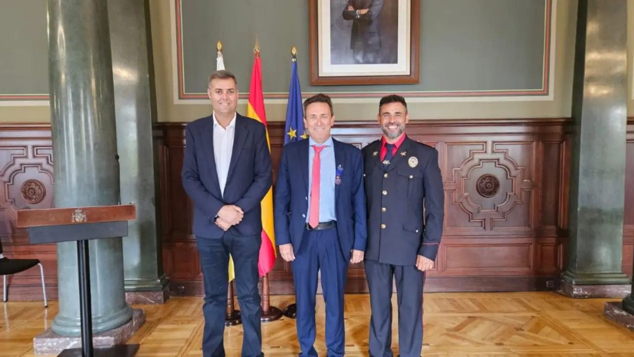 Enrique Espinosa en el centro de la imagen