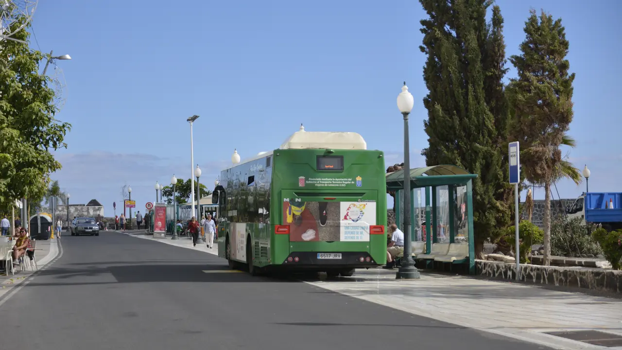 Guagua en la parada del parque Ramírez Cerdá.
