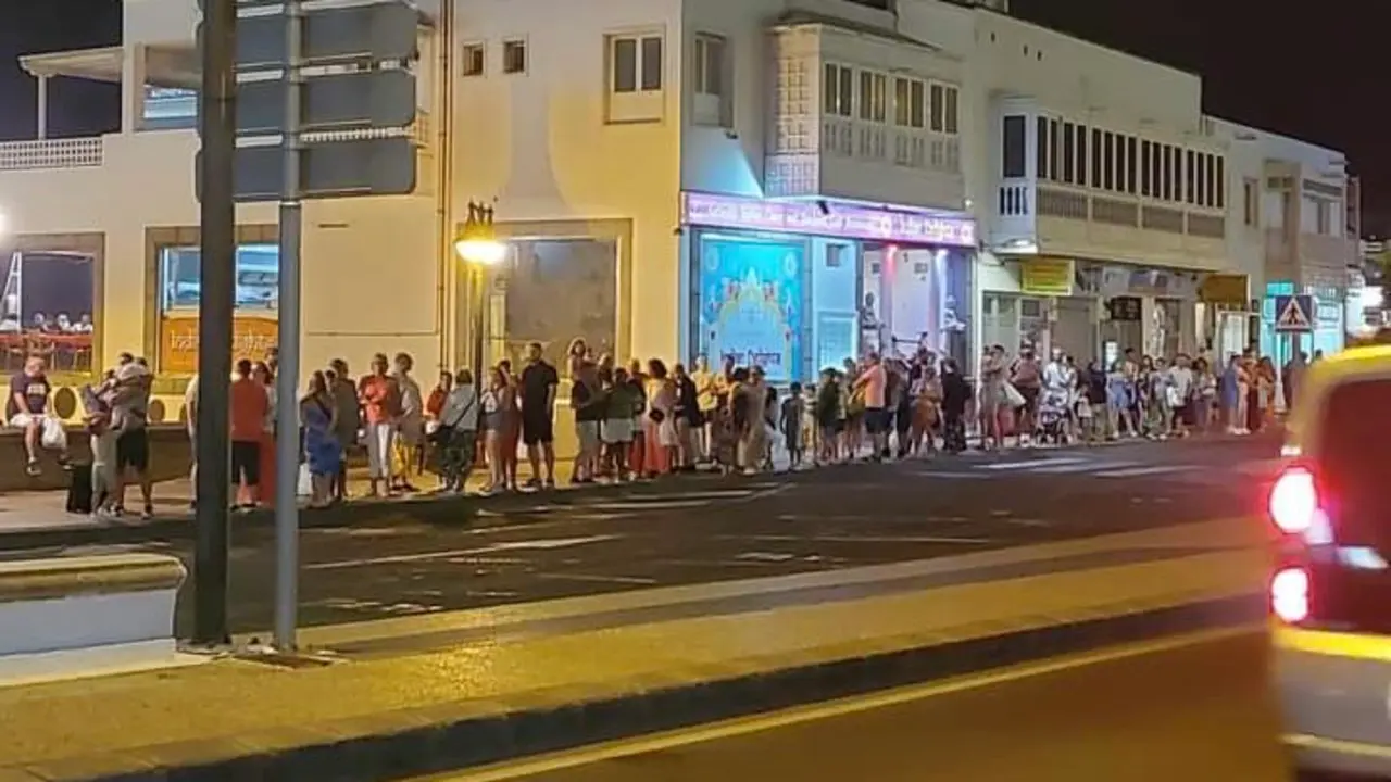 Colas de espera por taxis en Playa Blanca.