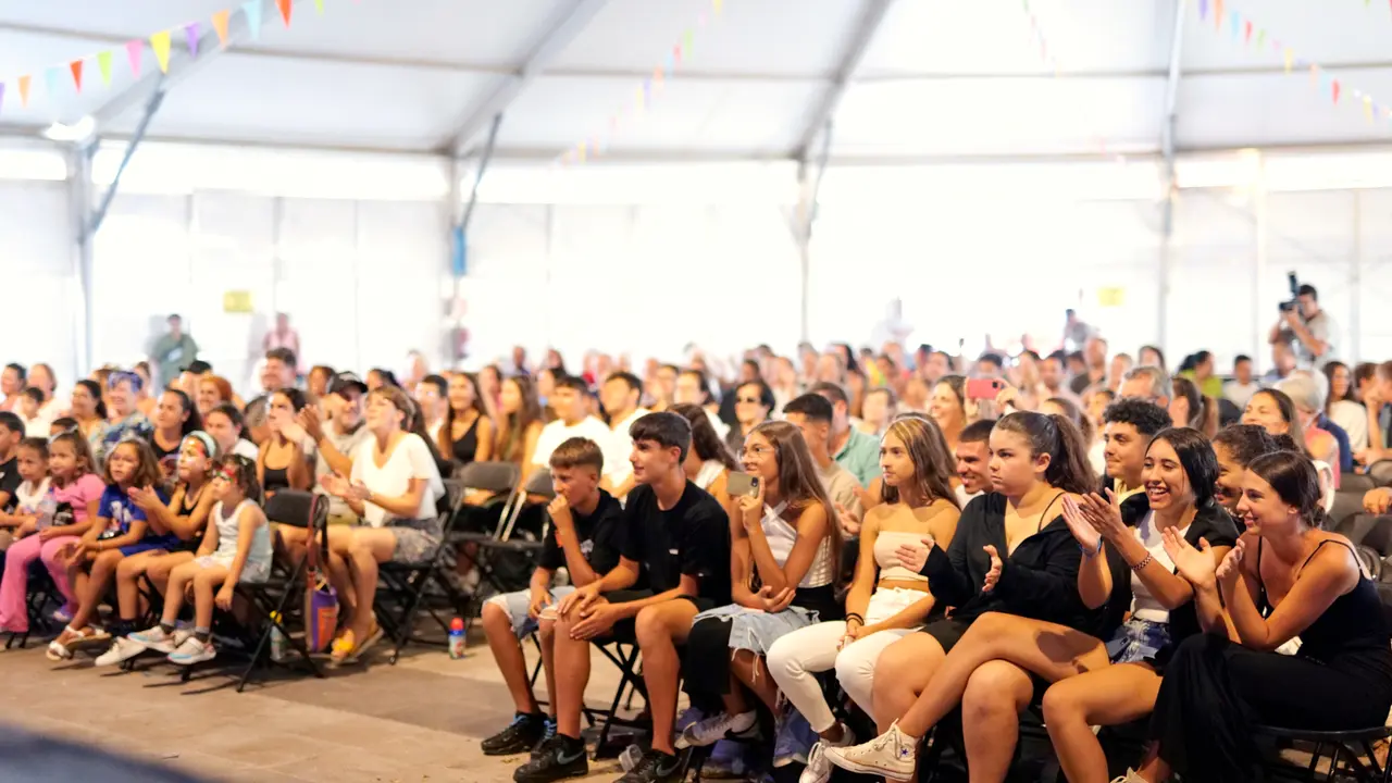 Público en el playback infantil de Teguise.