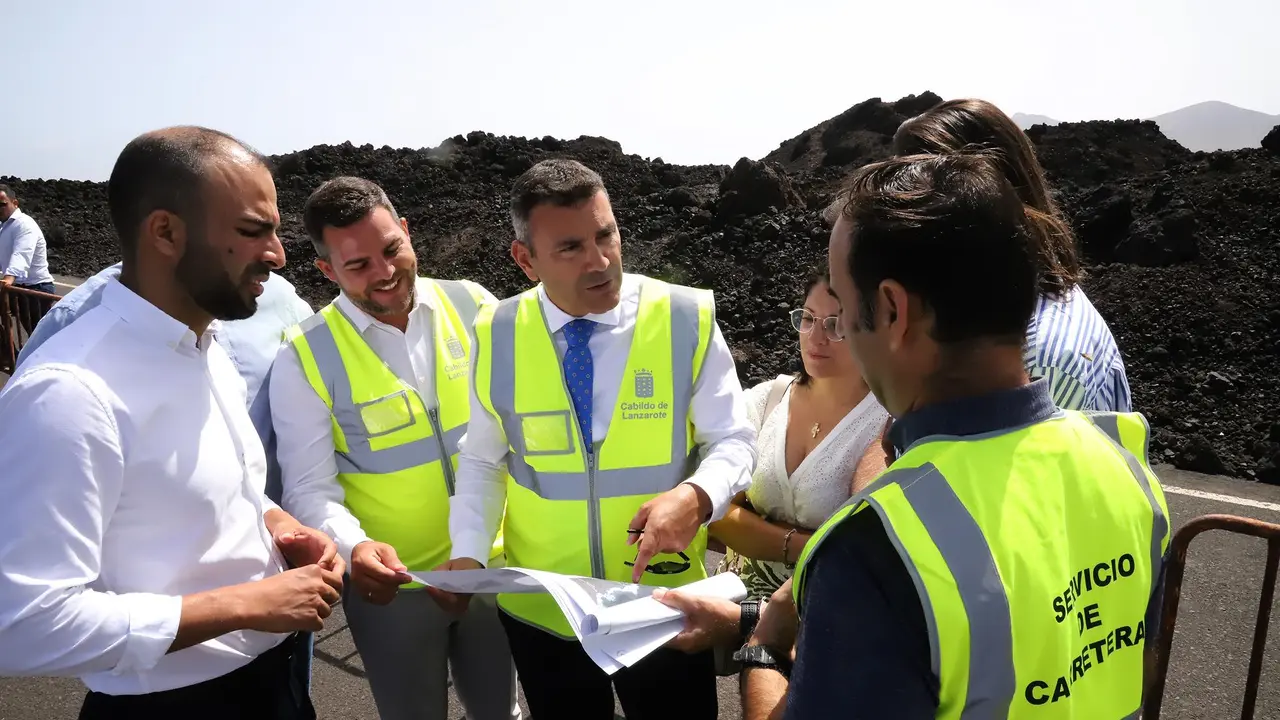 Visita del Cabildo al socavón de la carretera de Los Hervideros.