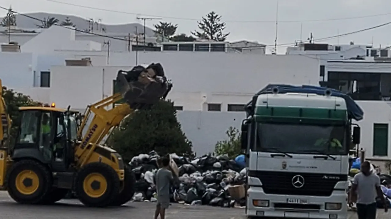 Recogida de basuras en Yaiza.