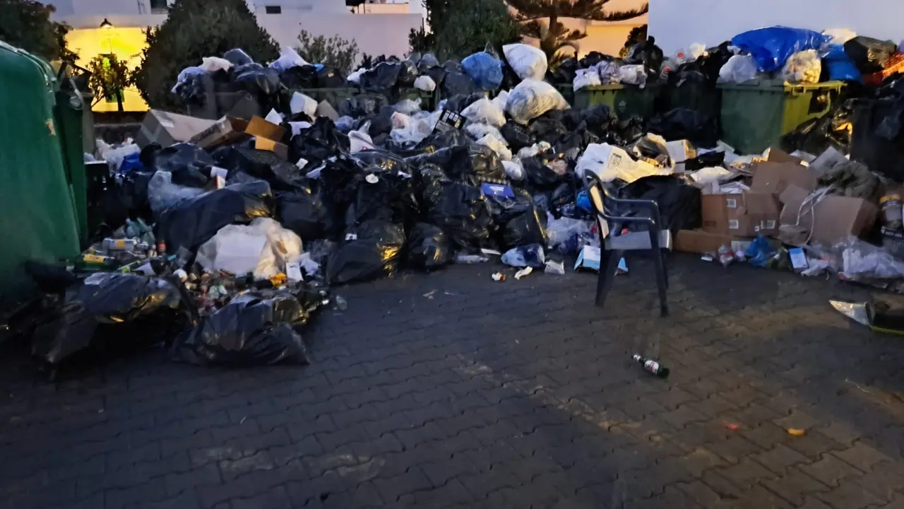 Basuras acumuladas en Playa Blanca.