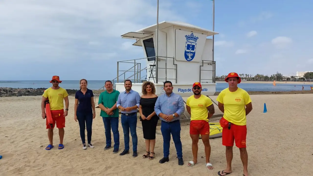 El alcalde de Arrecife, concejales y trabajadores de playas.