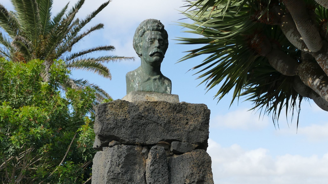 Escultura del Dr. Alfoso Spínola en La Villa P