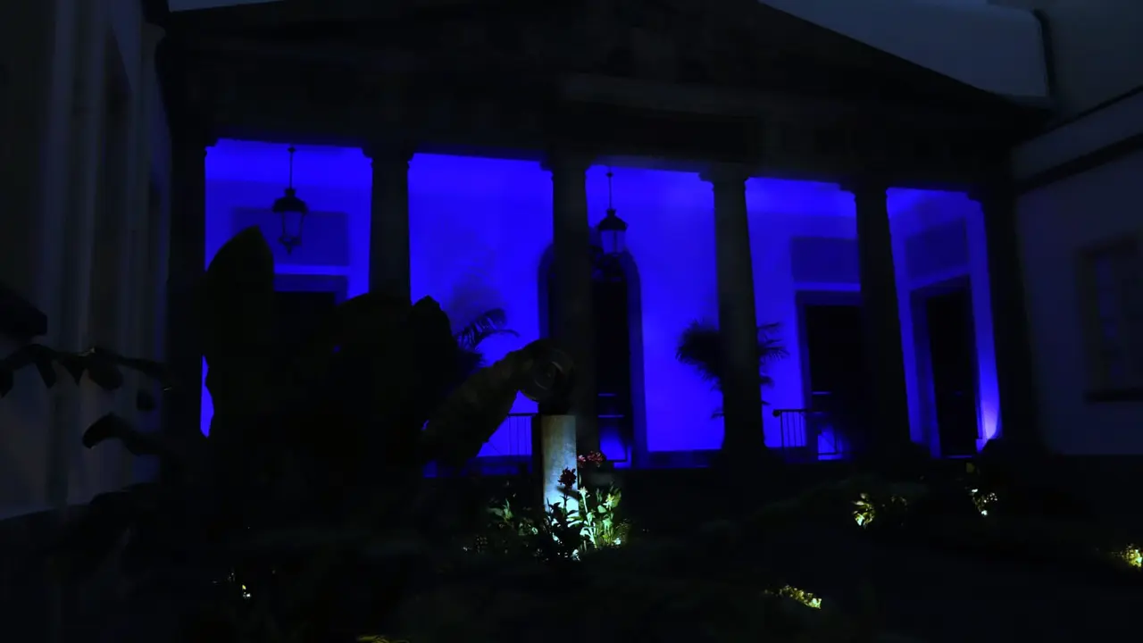 Fachada del Parlamento de Canarias iluminada.