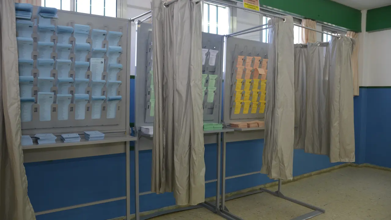 Cabina con papeletas en una sede electoral.