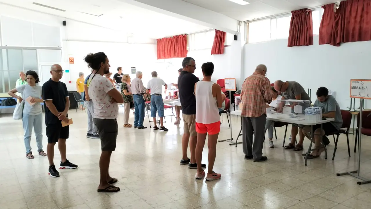 Un colegio electoral a primera hora de la mañana de este domingo (FOTO: Josué Duarte)