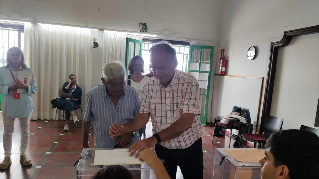 Manuel Fajardo Palarea votando