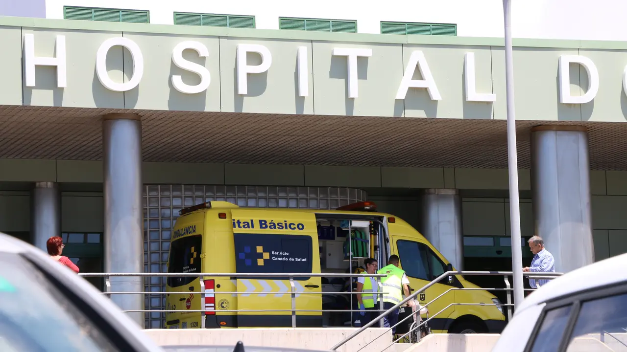 Ambulancia en el Hospital Dr. Molina Orosa.