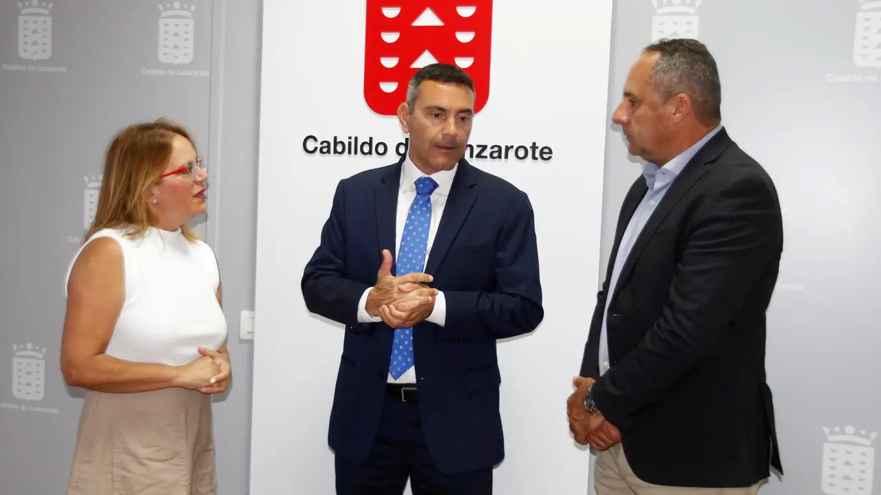 El presidente junto a Nori Machín y Juan Monzón.