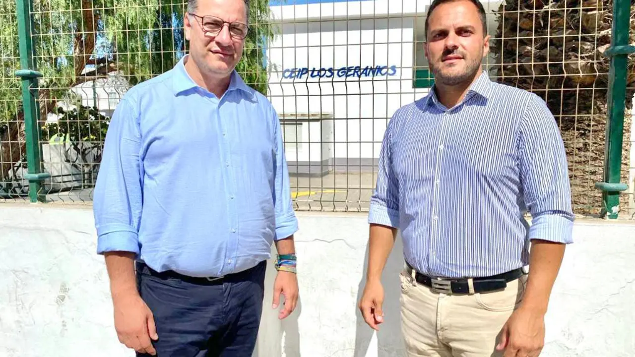 Poli Suárez y el alcalde de Arrecife.