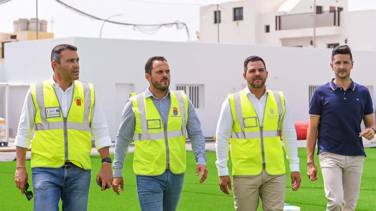 Visita de autoridades al Campo de Fútbol de Altavista.